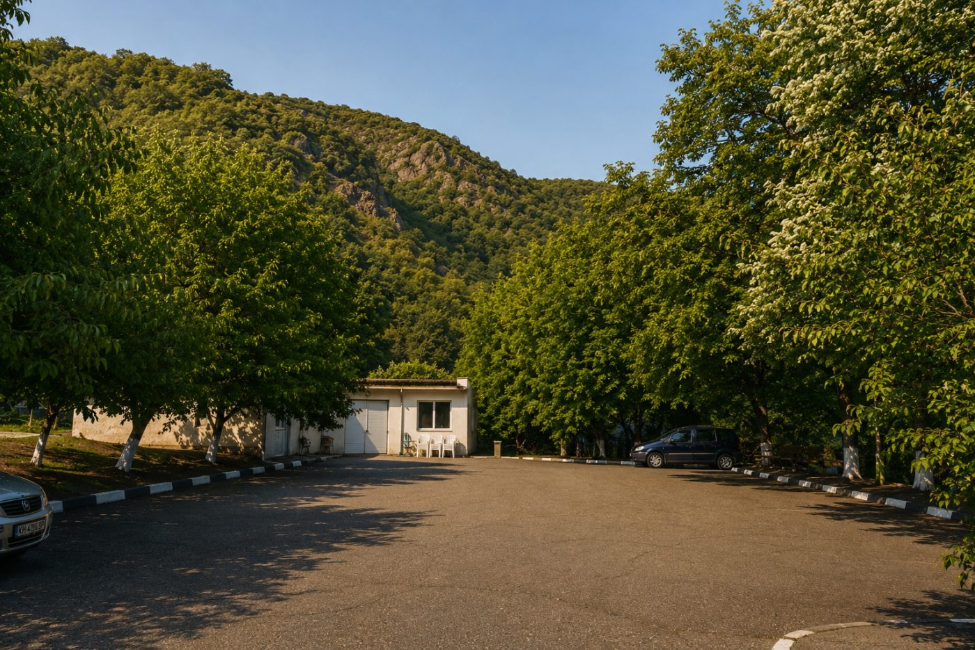 Паркинг в подножието на планината